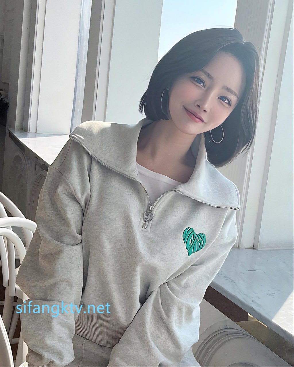 高颜值气质美少妇户外冰冰老师和开豪车的肚腩露脸路边车震